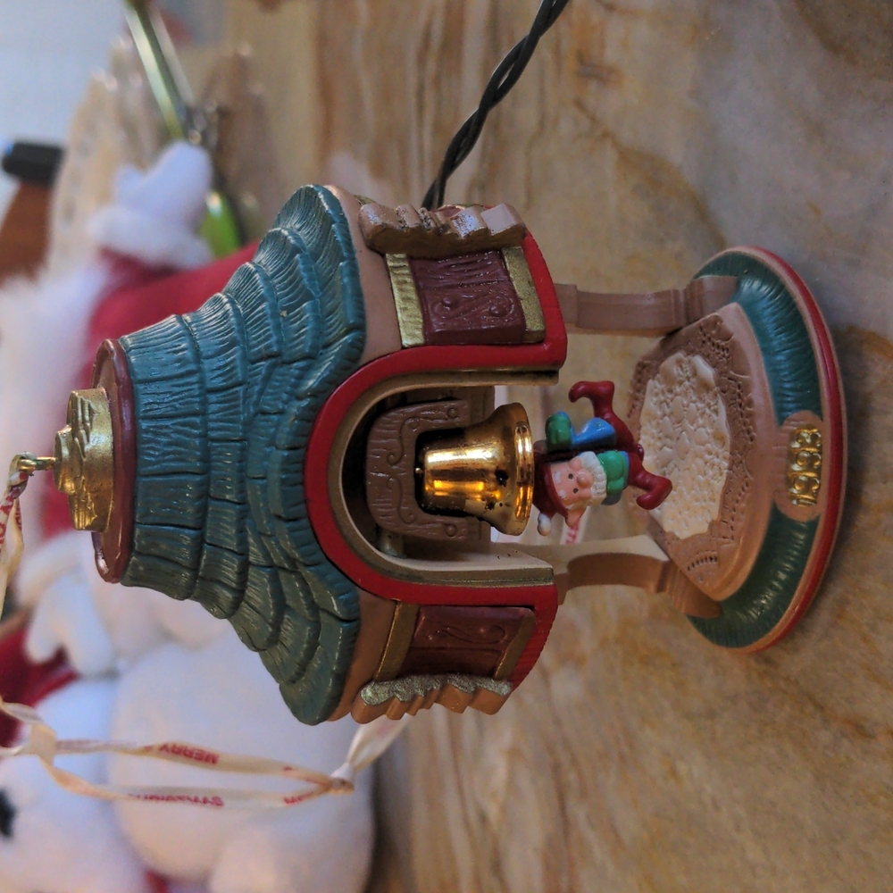HALLMARK Santa ringing bell ornament
